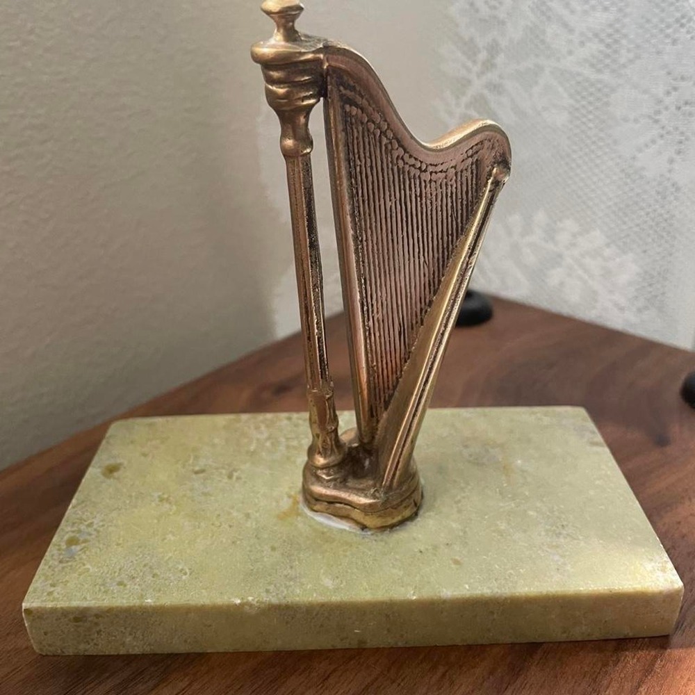 vintage brass miniature harp figurine mounted on a solid onyx marble stone base. - Picture 1 of 7